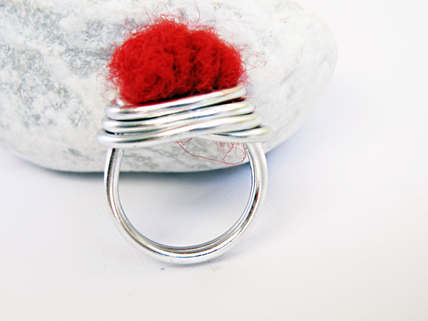 Wire Wrapped Cocktail Ring. Red Felted Wool. Felted Wool Ring. Aluminum Ring. Modern Jewellery. Textile Jewelry. Steamylab.