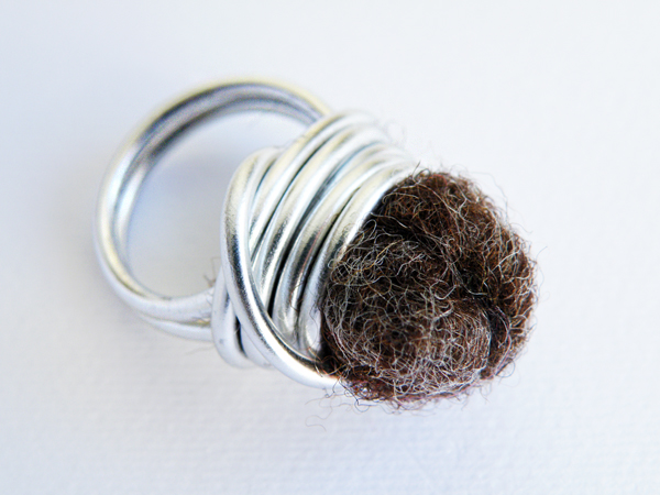 Wire Wrapped Cocktail Ring. Brown Felted Wool. Felted Wool Ring. Aluminum Ring. Modern Jewellery. Textile Jewelry. Steamylab.